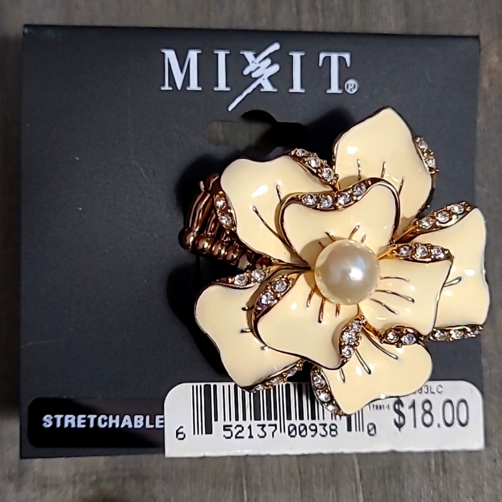 Cream Flower Stretchy Ring